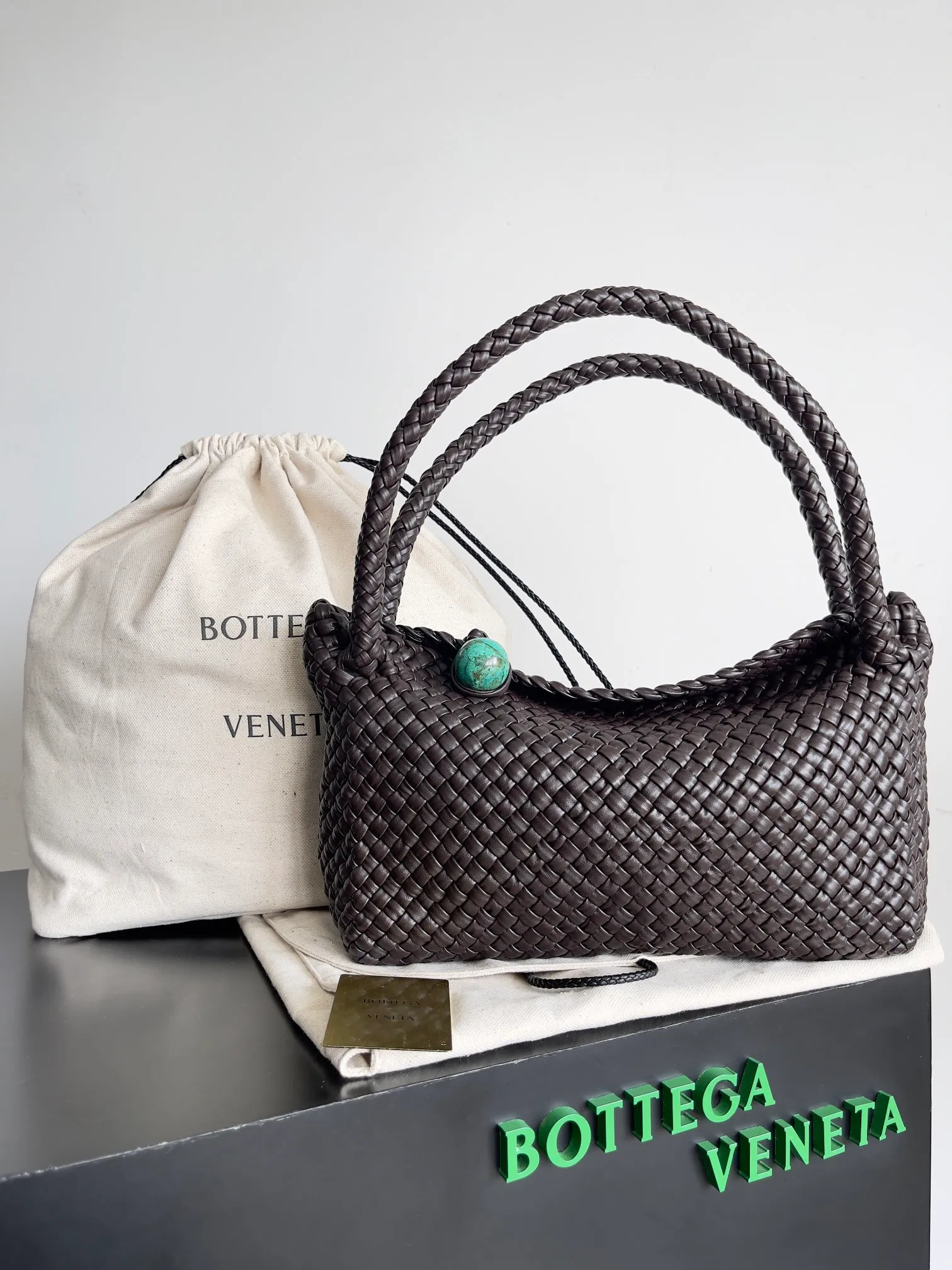 Batch 5960 Malachite BV collectible small woven handbags are really YYDS!! Bottega Veneta’s most classic small woven handbags are back! ! We use the highest quality leather with the highest craftsmanship❤️ to create the most expensive works. We have created the original Intrecciato leather weaving process❤️ This unique traditional exclusive leather weaving method has not only become our logo but also reflects the time-consuming and labor-intensive craftsmanship of our products❤️ The new TOSCA handbag must be a selection worth collecting🆕⚠️⚠️Babies, malachite can be sold separately and can be assembled by yourself Style number: 716974 Size: 27*9*18cm